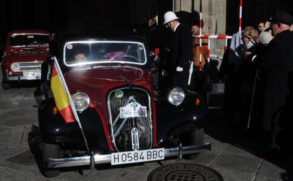 Coches clásicos entrando a la Plaza Mayor de Salamanca en una edición anterior del Guardia Urbano.