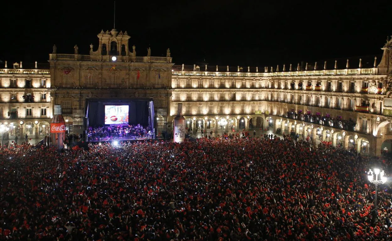 La Plaza Mayor, abarrotada de jóvenes durante la última Nochevieja Universitaria. 