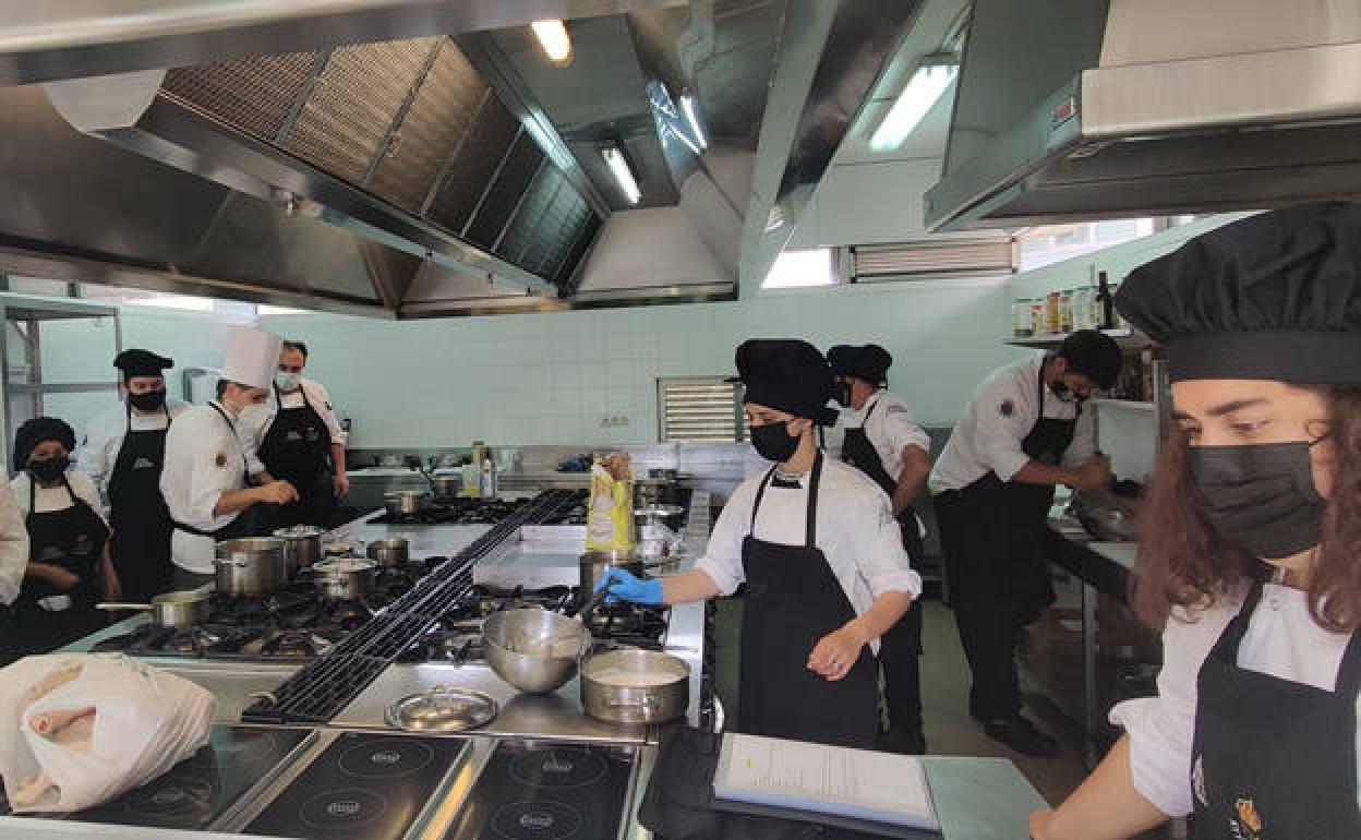 Alumnos en un curso de cocina. 