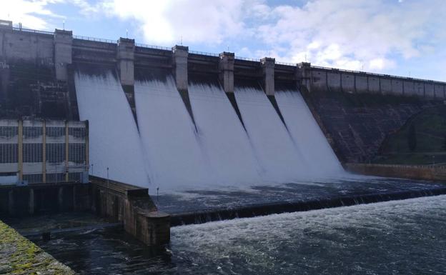 La presa del embalse de Santa Teresa, soltando agua este miércoles 14 de diciembre. 