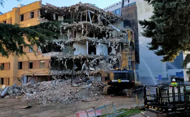 Imagen del derribo del edificio del hospital en la mañana de este miércoles.