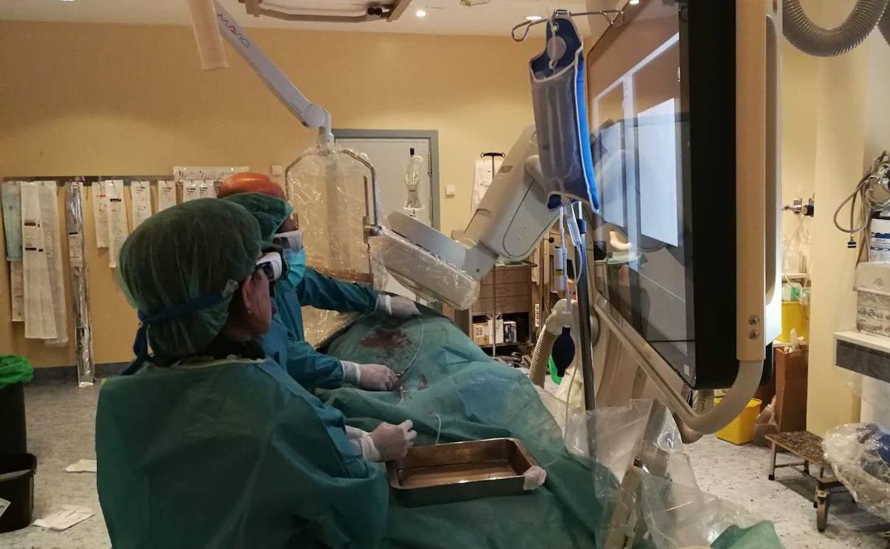 Personal sanitario en un quirófano en Salamanca. 