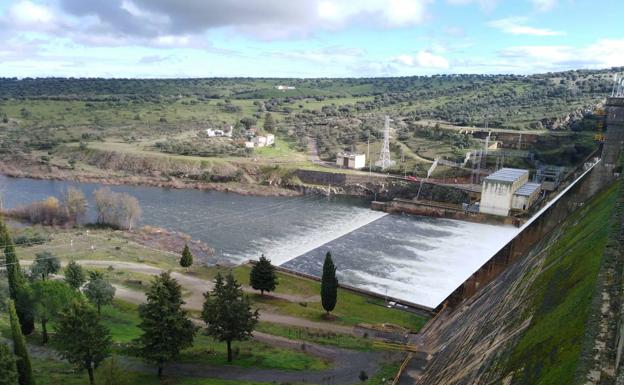 Imagen principal - El embalse de Santa Teresa este miércoles. 