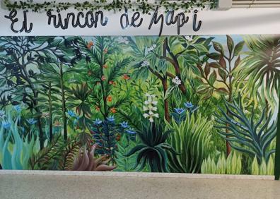 Imagen secundaria 1 - El cartel con el nombre del instituto, el rincón que recuerda a Mapi y una imagen de la educadora.