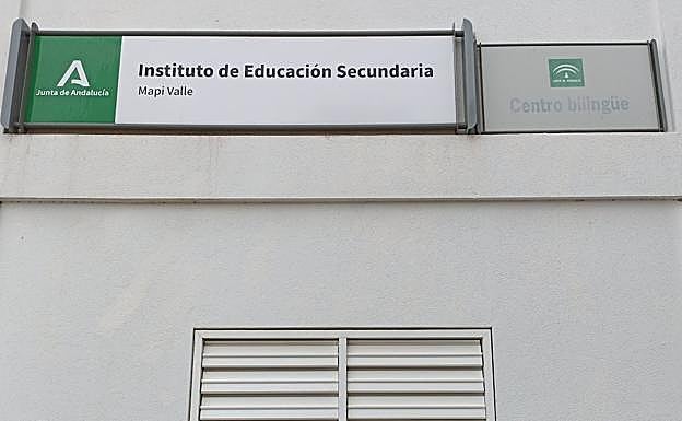 Imagen principal - El cartel con el nombre del instituto, el rincón que recuerda a Mapi y una imagen de la educadora.