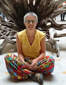 Imagen secundaria 2 - El cartel con el nombre del instituto, el rincón que recuerda a Mapi y una imagen de la educadora.