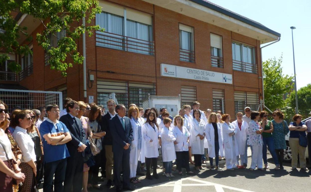 Imagen de archivo de una concentración en apoyo a un médico agredido en el centro de salud de San José de Salamanca.