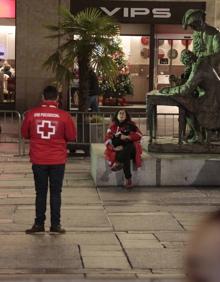 Imagen secundaria 2 - Un fuerte despliegue de seguridad en la plaza y primeras intervenciones