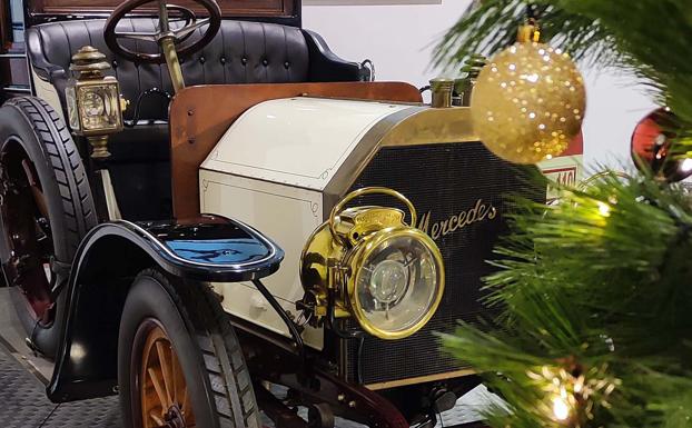 Coche marca Mercedes junto al árbol de Navidad del Museo de Automoción 