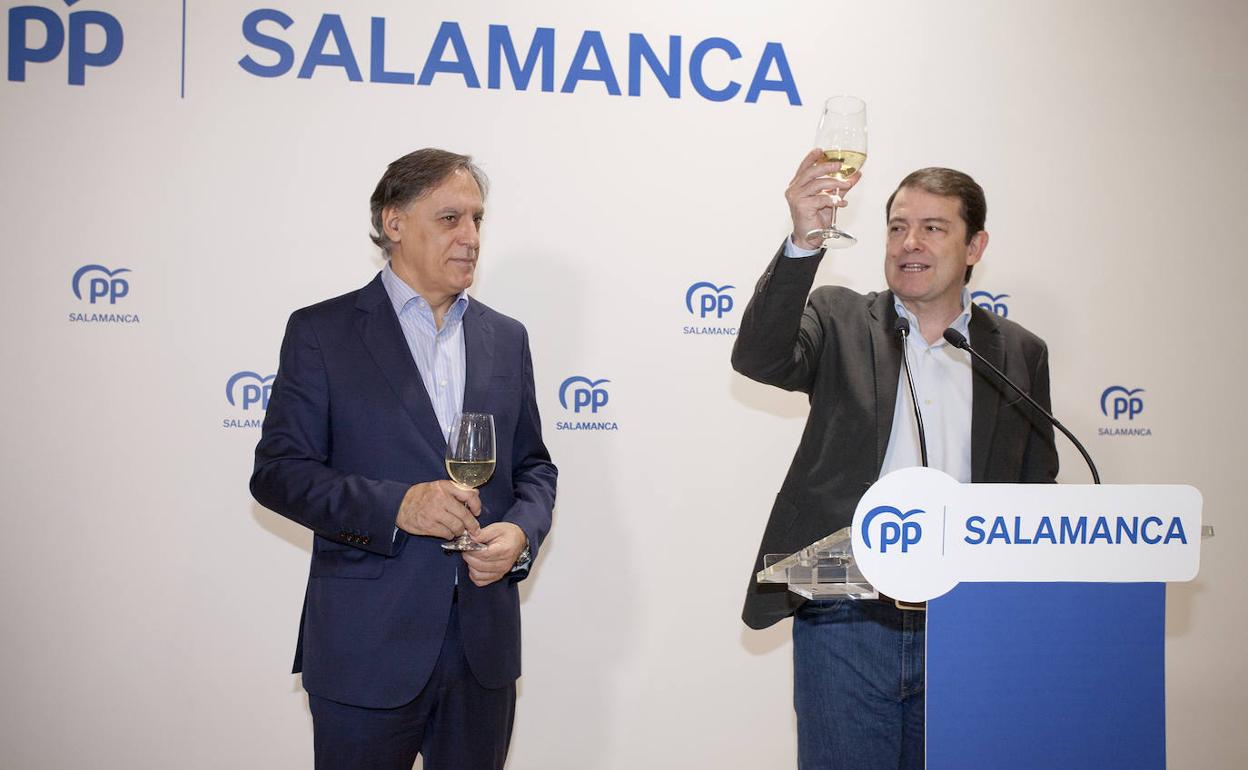 Alfonso Fernández Mañueco acude a la tradicional cena navideña del PP en Salamanca