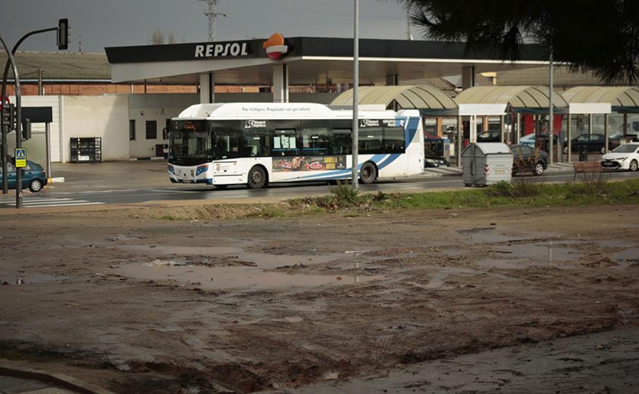 Zona sin asfaltar, junto a la carretera, en Tejares.