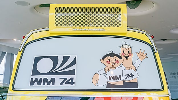 Tip&Tap, las mascotas de Alemania 74 aparecen en la luna trasera, bajo el aire acondicionado