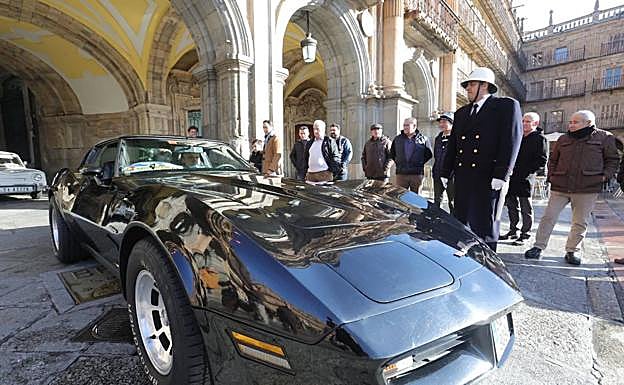 Imagen principal - El agente que hace de Guardia Urbano saluda a varios de los vehículos. 