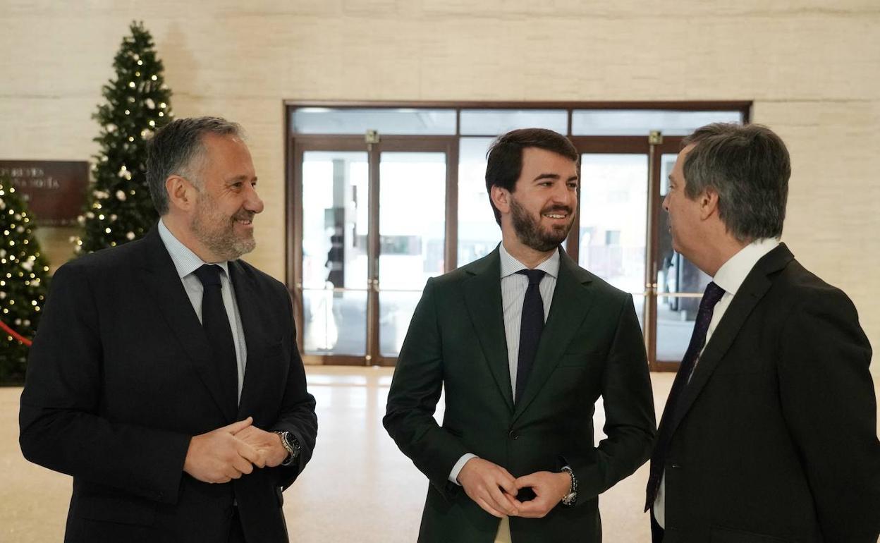 Sánchez-Guijo (derecha), con Carlos Pollán y García-Gallardo. 