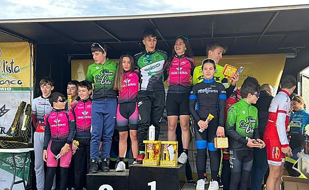 Imagen principal - La V Carrera del Pavo reúne a 200 adeptos a la bici en Salamanca