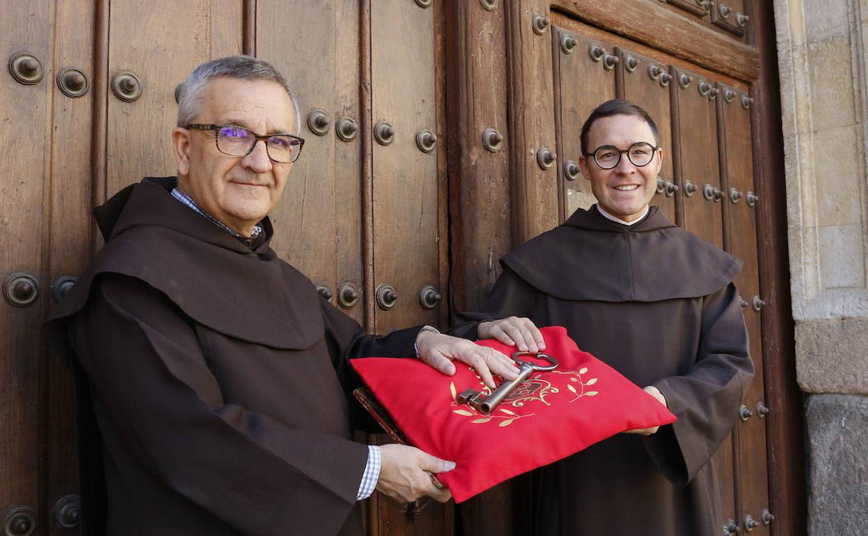 Los carmelitas descalzos Manuel Diego Sánchez y Miguel Ángel González, junto a la llave de la Puerta Santa. 