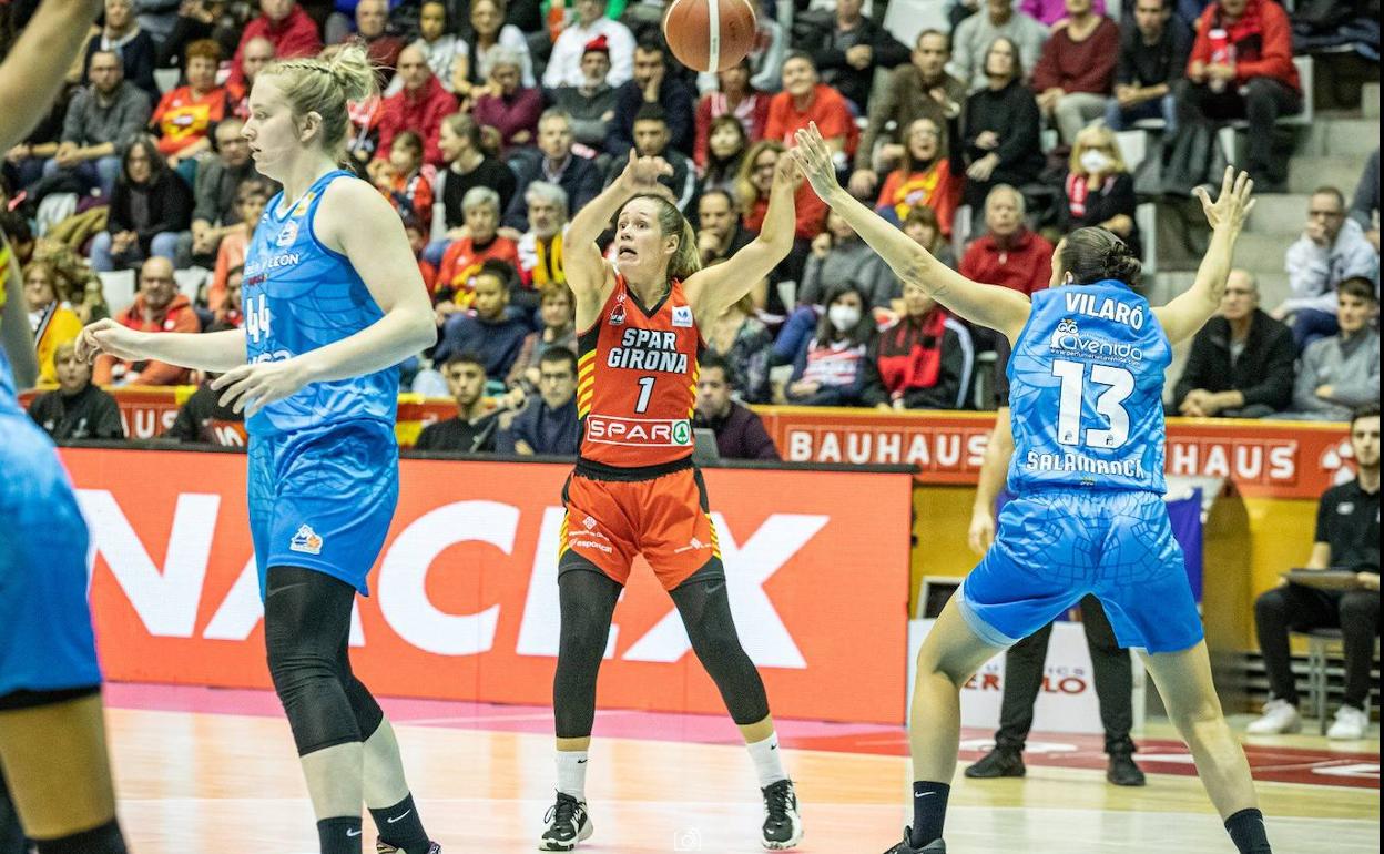 Laura Cornelius realiza un pase ante Avenida durante el reciente partido de la Liga. 