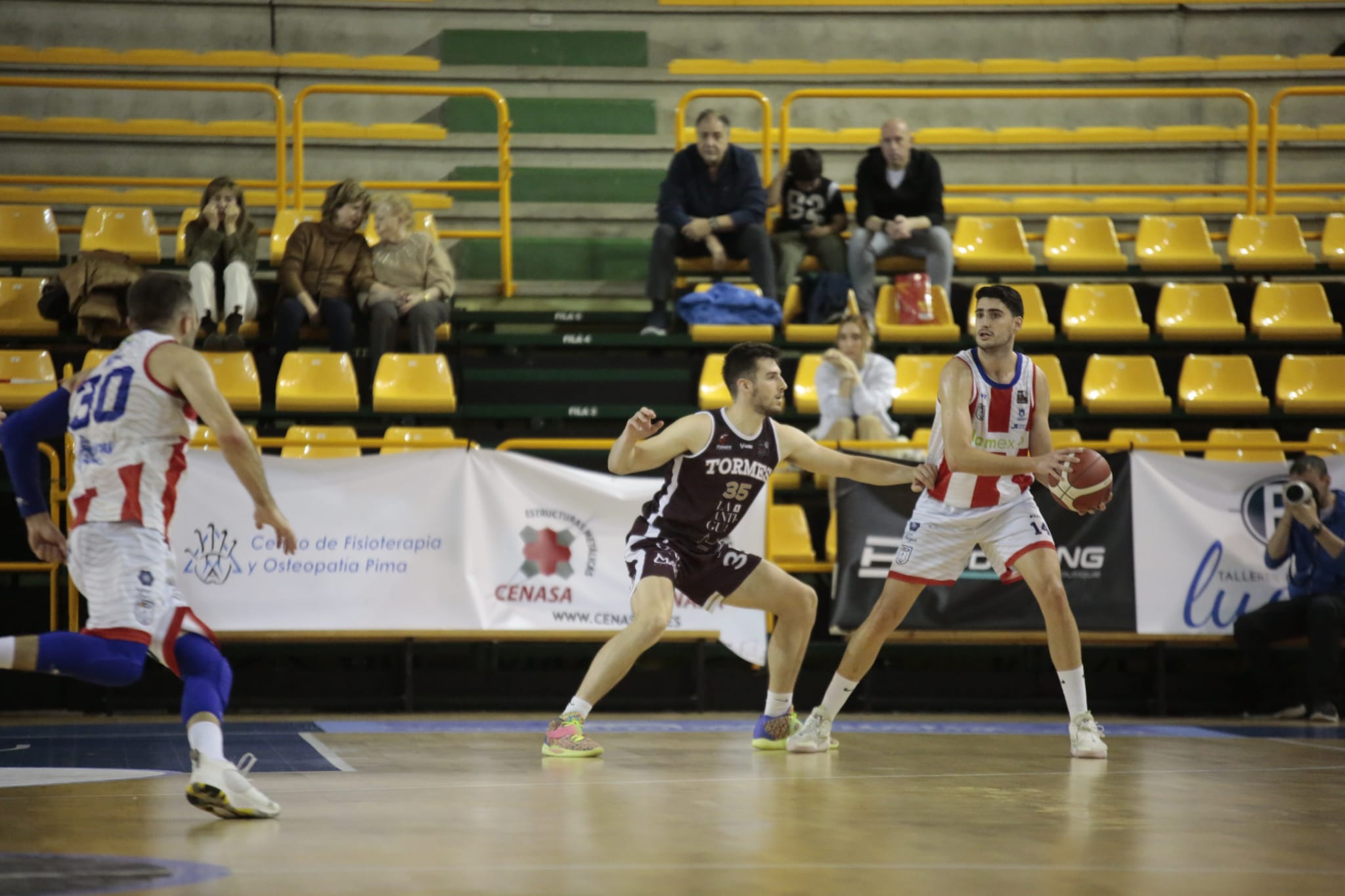 Fotos: La Antigua CB Tormes supera en un gran partido al Algeciras