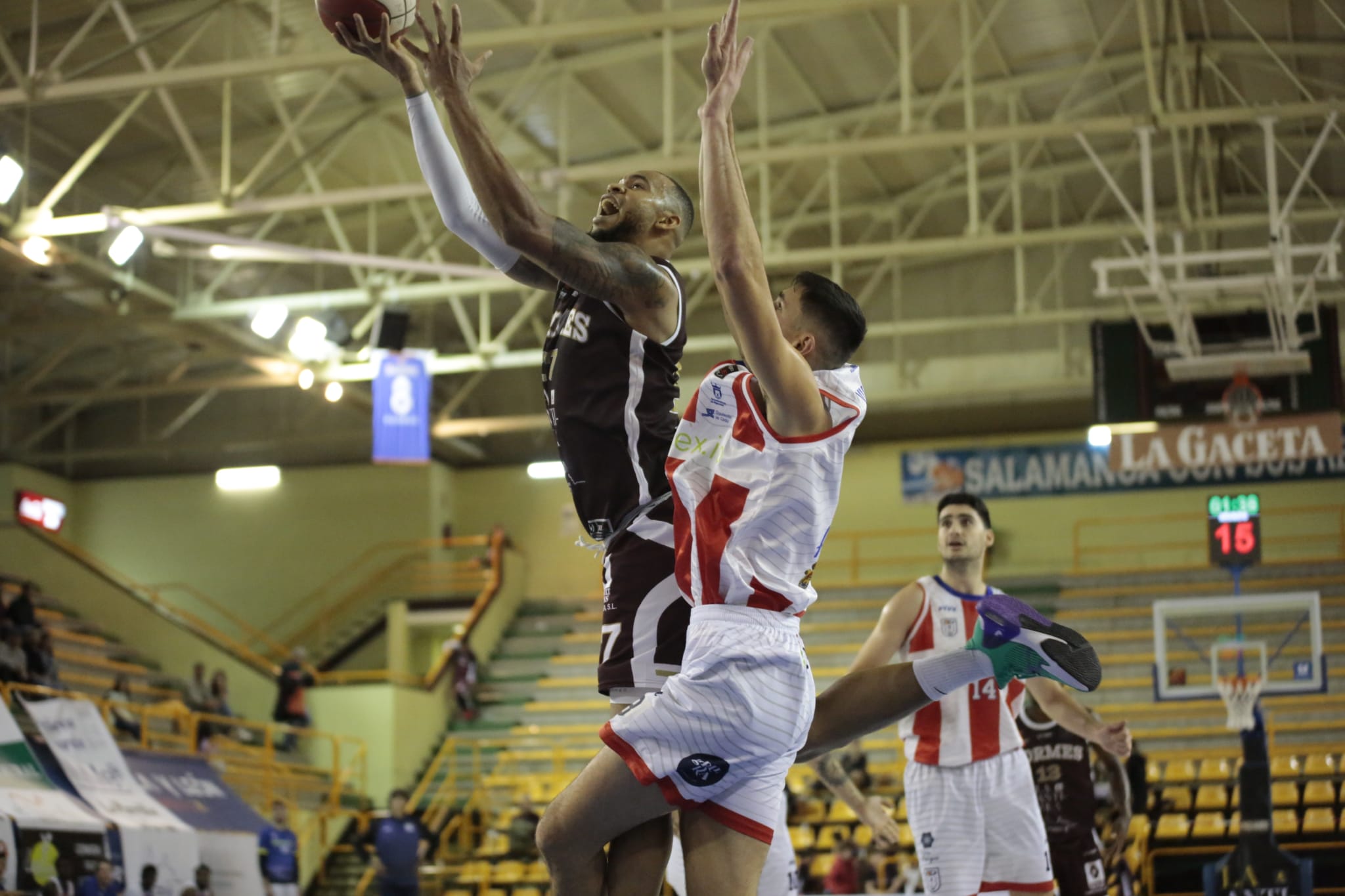 Fotos: La Antigua CB Tormes supera en un gran partido al Algeciras