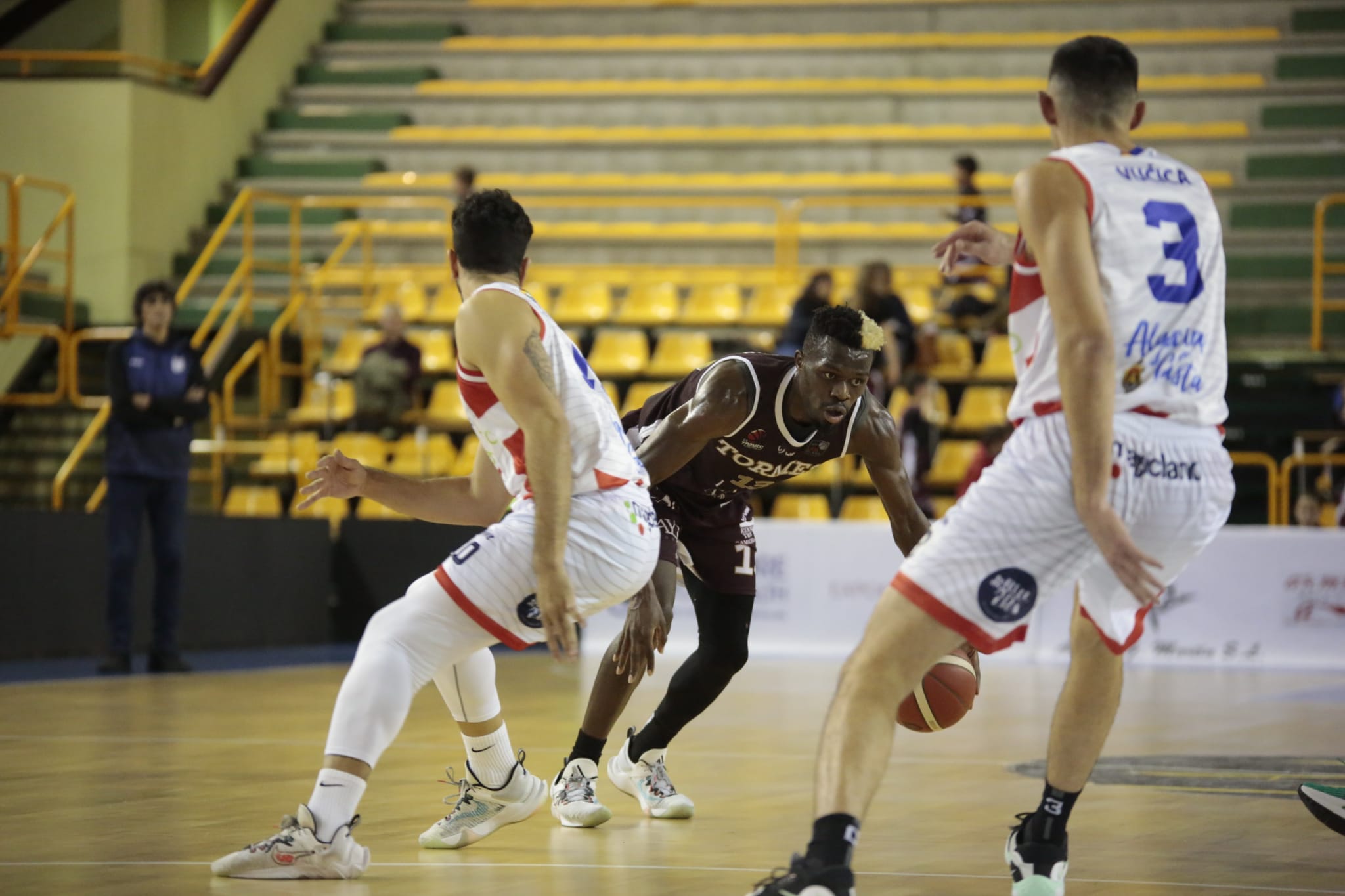 Fotos: La Antigua CB Tormes supera en un gran partido al Algeciras