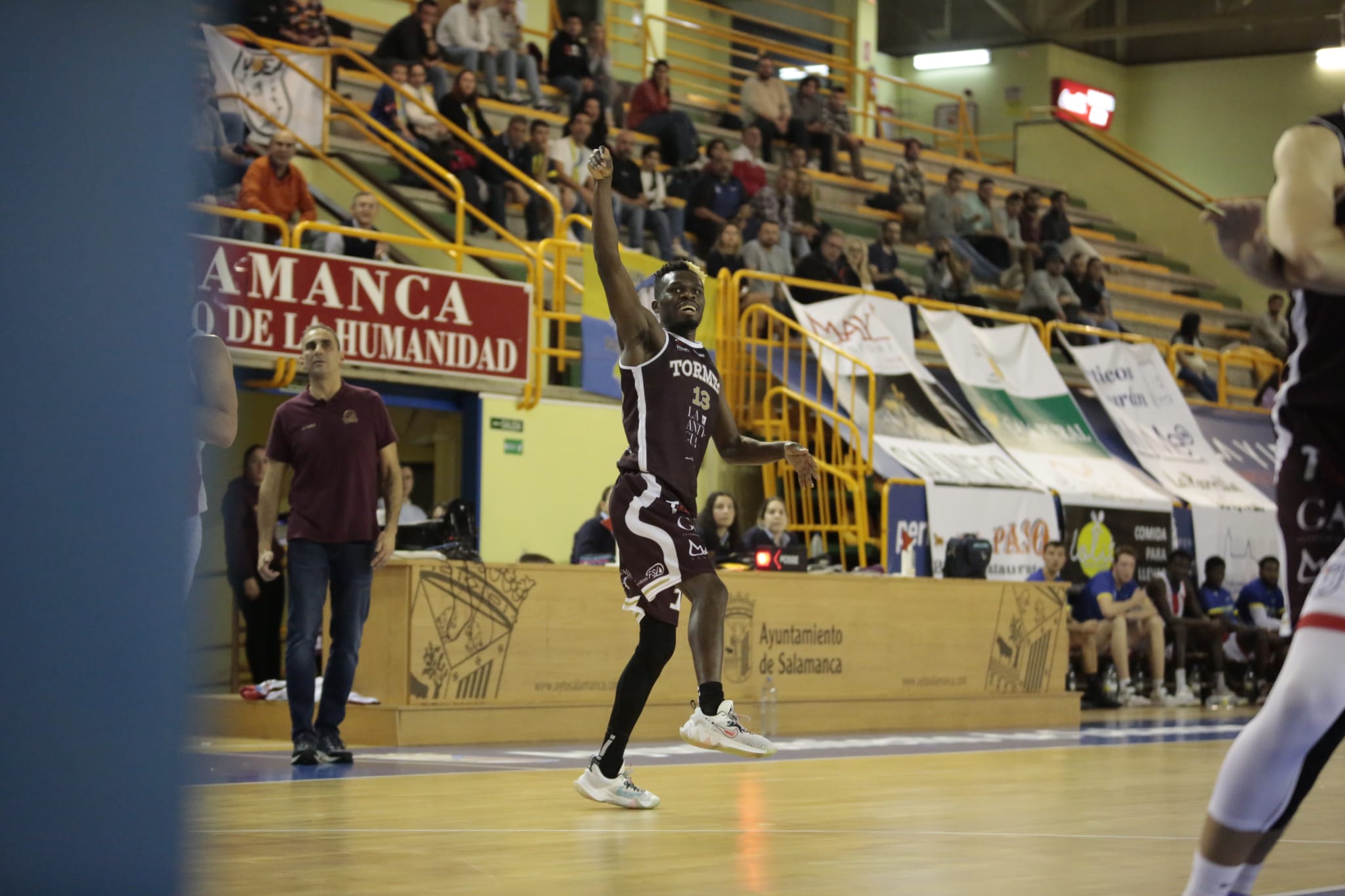 Fotos: La Antigua CB Tormes supera en un gran partido al Algeciras