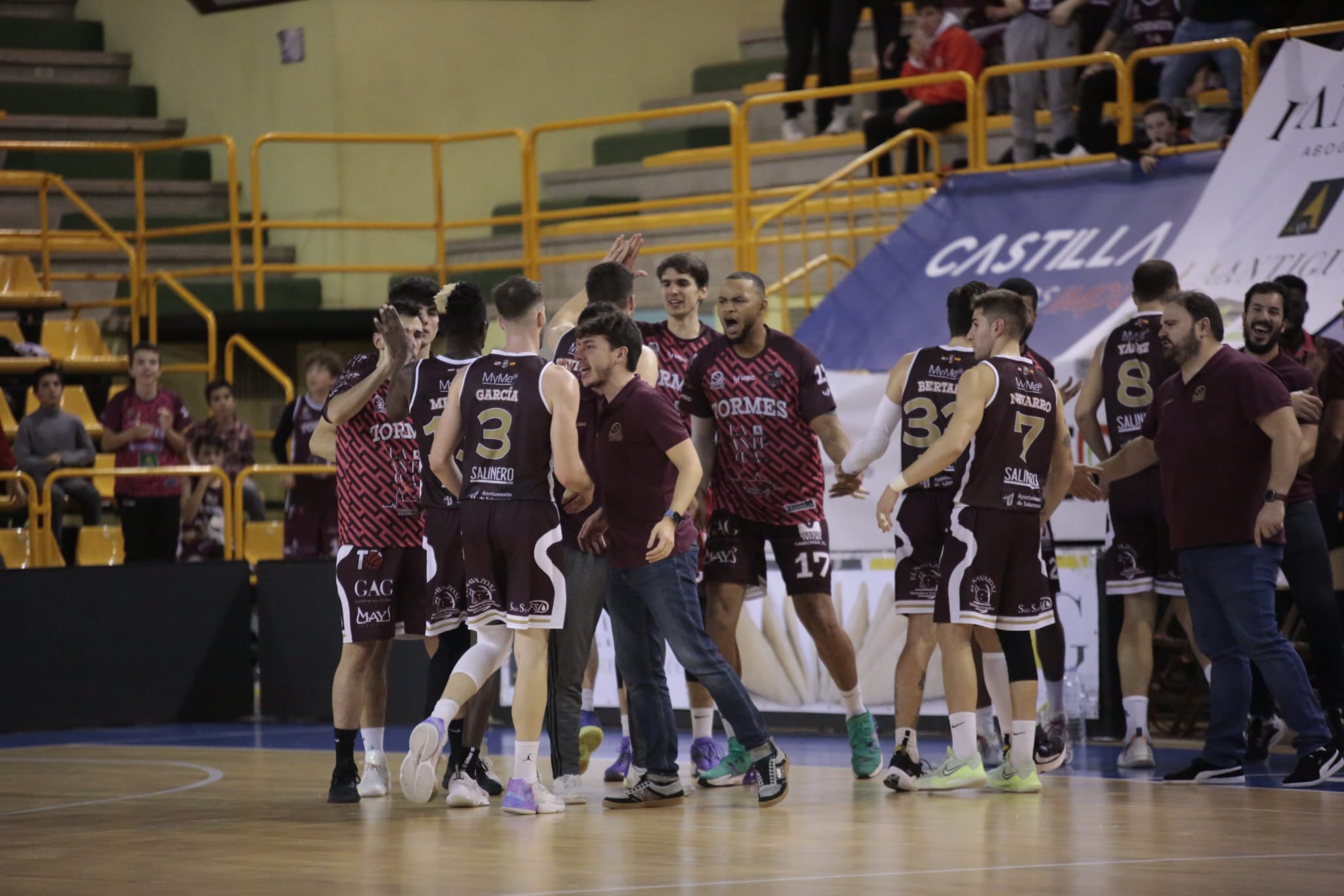 Fotos: La Antigua CB Tormes supera en un gran partido al Algeciras