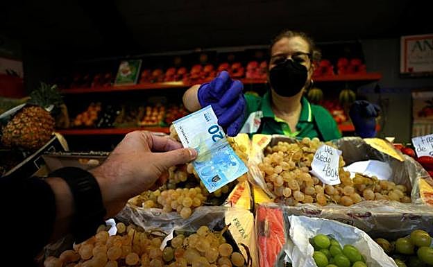 El uso de efectivo en las compras en tiendas baja del 83% al 66%