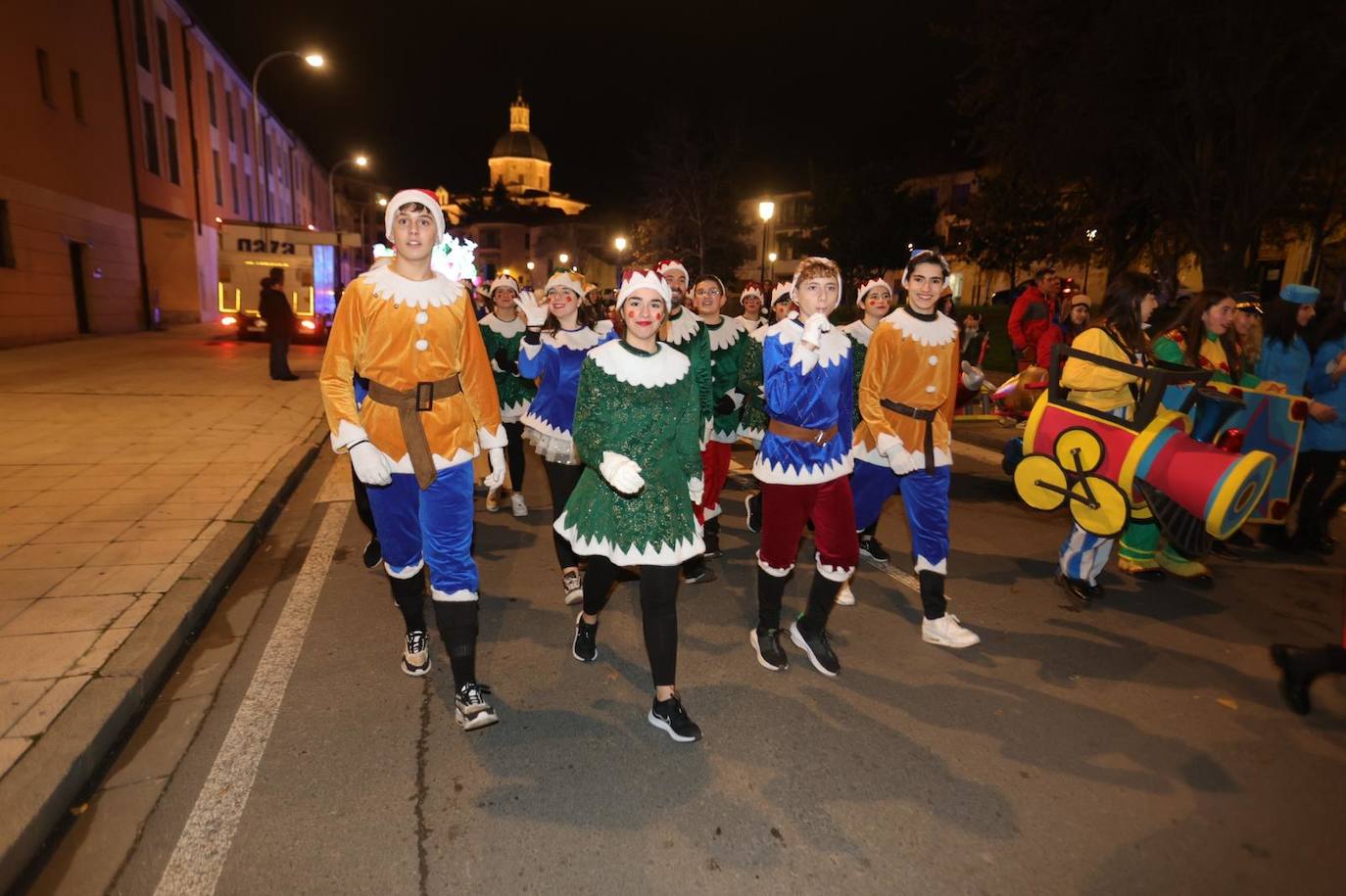 Fotos: La llegada de Papá Noel revoluciona a los más pequeños salmantinos