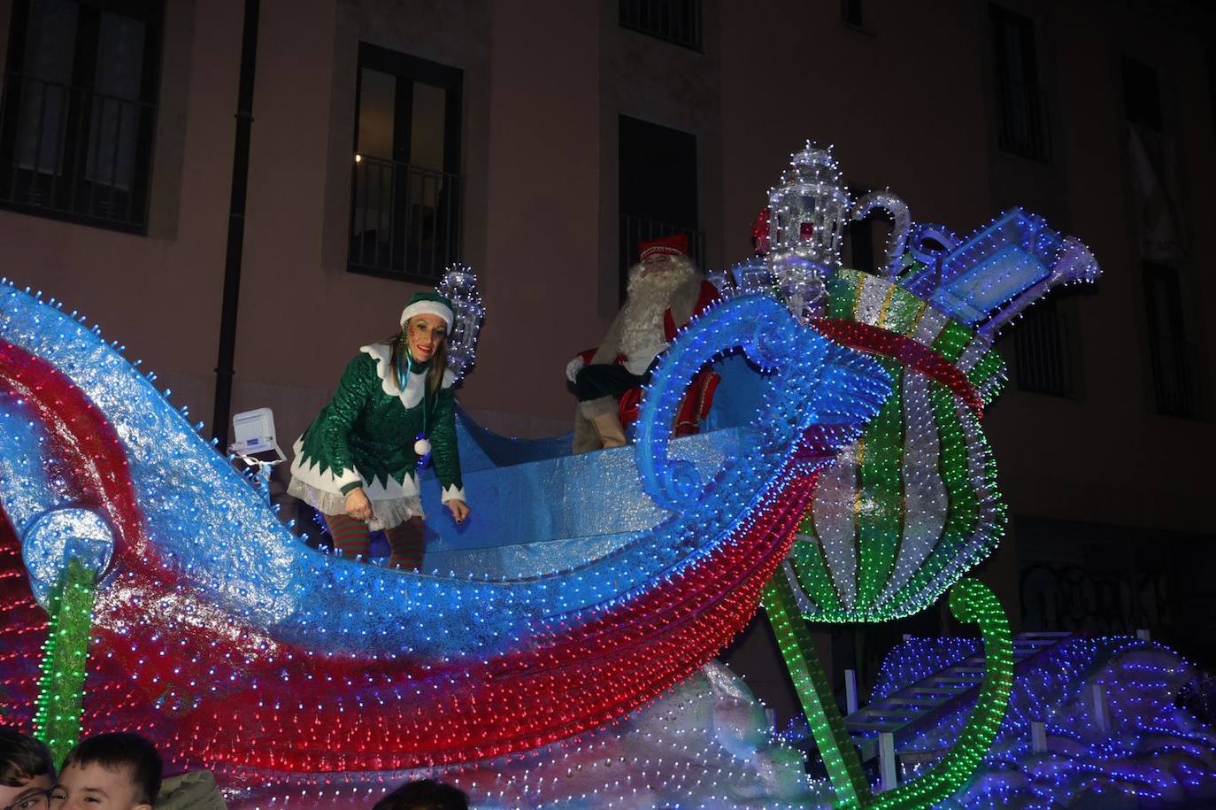 Fotos: La llegada de Papá Noel revoluciona a los más pequeños salmantinos