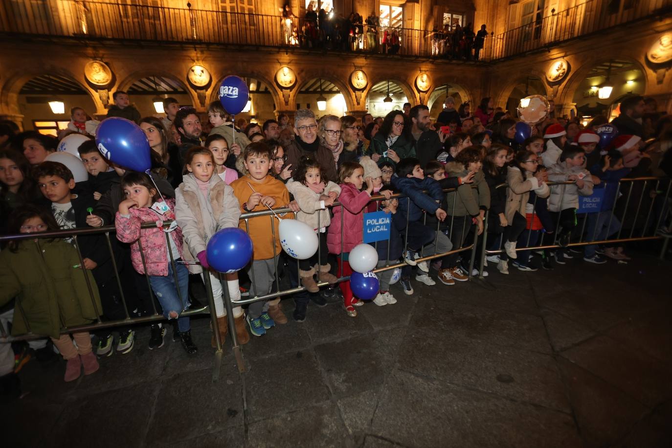 Fotos: La llegada de Papá Noel revoluciona a los más pequeños salmantinos