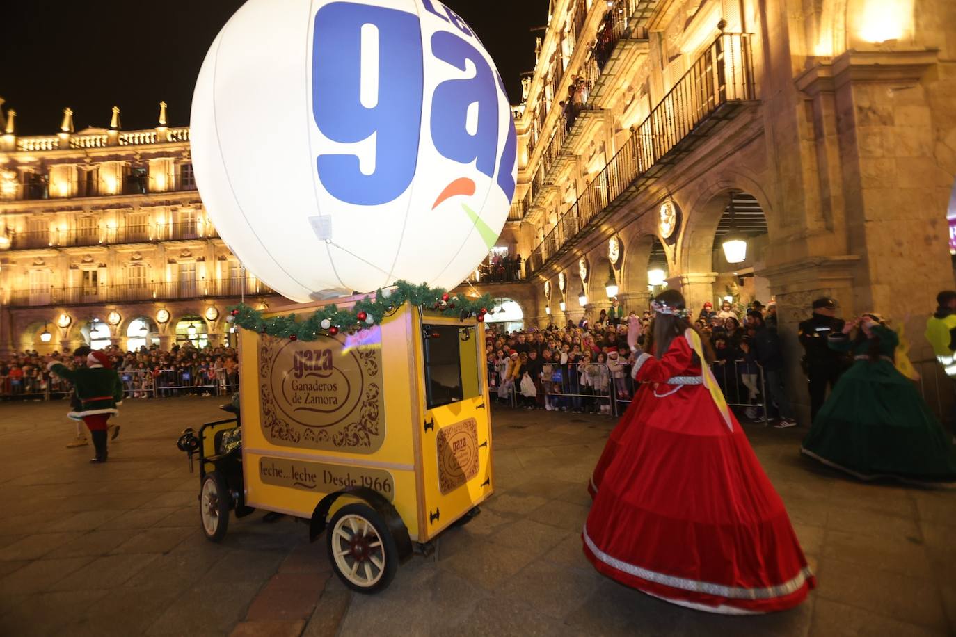 Fotos: La llegada de Papá Noel revoluciona a los más pequeños salmantinos