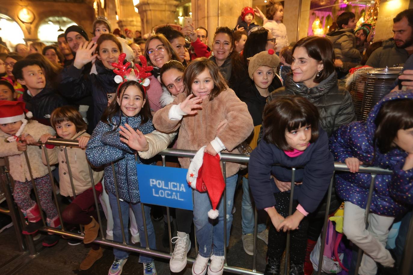 Fotos: La llegada de Papá Noel revoluciona a los más pequeños salmantinos
