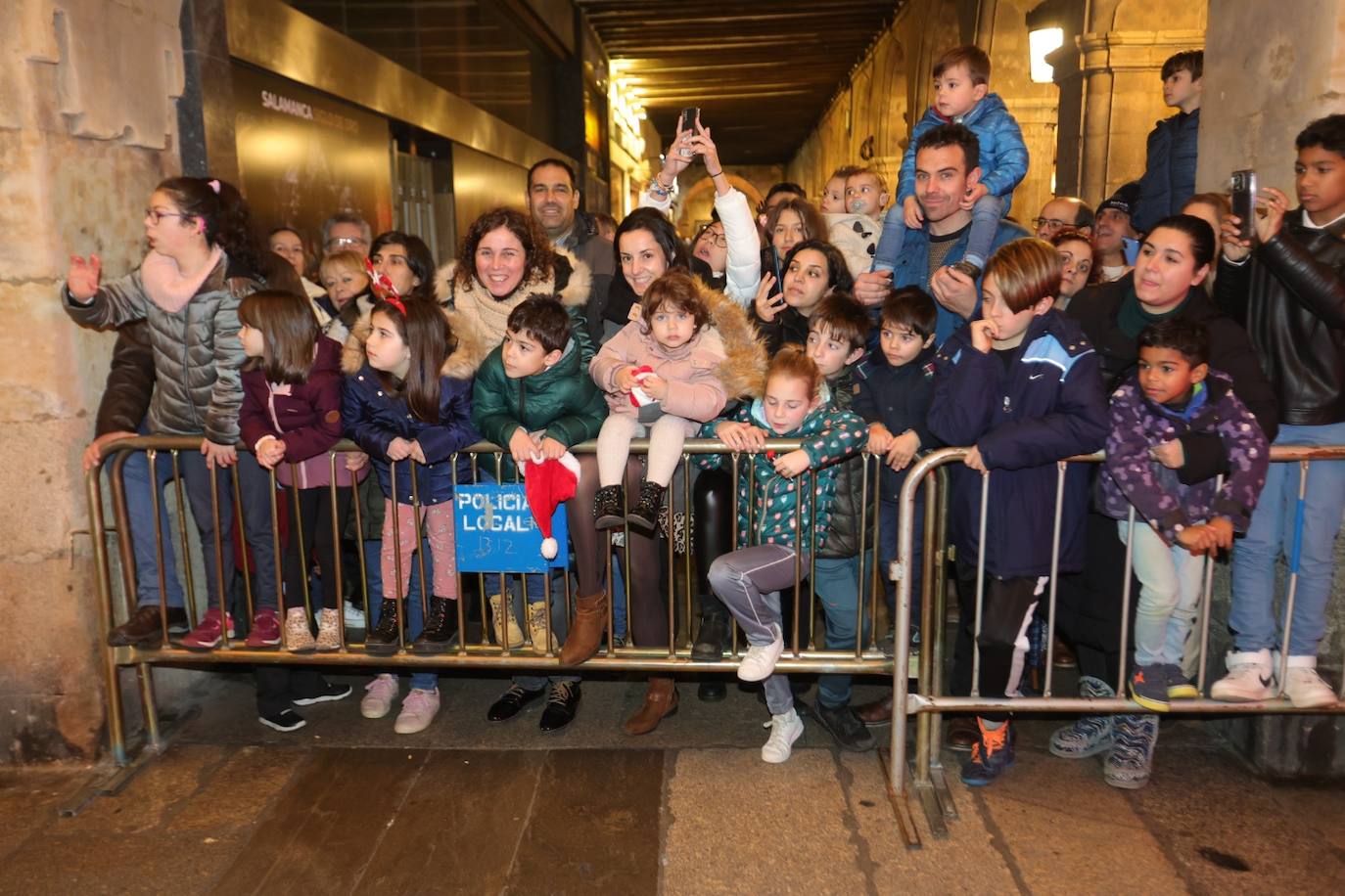 Fotos: La llegada de Papá Noel revoluciona a los más pequeños salmantinos