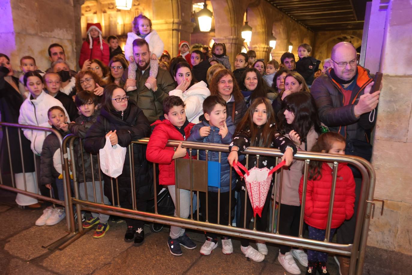 Fotos: La llegada de Papá Noel revoluciona a los más pequeños salmantinos