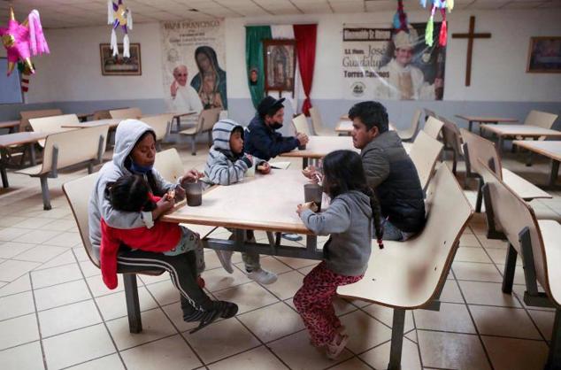 Una familia de migrantes solicitantes de asilo en EE UU cenan en la 'Casa del Migrante' en Ciudad Juárez, en el estado de Chihuahua, México.