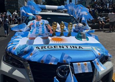 Imagen secundaria 1 - Así estaban las calles de Buenos Aires a la llegada de la selección de Argentina y, a la derecha, Juan Martín del Boca junto al Obelisco, monumento histórico de 67,5 metros de altura, considerado un ícono de la Ciudad de Buenos Aires. 