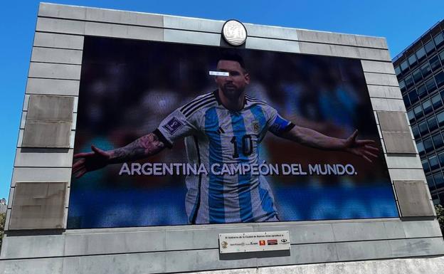 Imagen principal - Así estaban las calles de Buenos Aires a la llegada de la selección de Argentina y, a la derecha, Juan Martín del Boca junto al Obelisco, monumento histórico de 67,5 metros de altura, considerado un ícono de la Ciudad de Buenos Aires. 