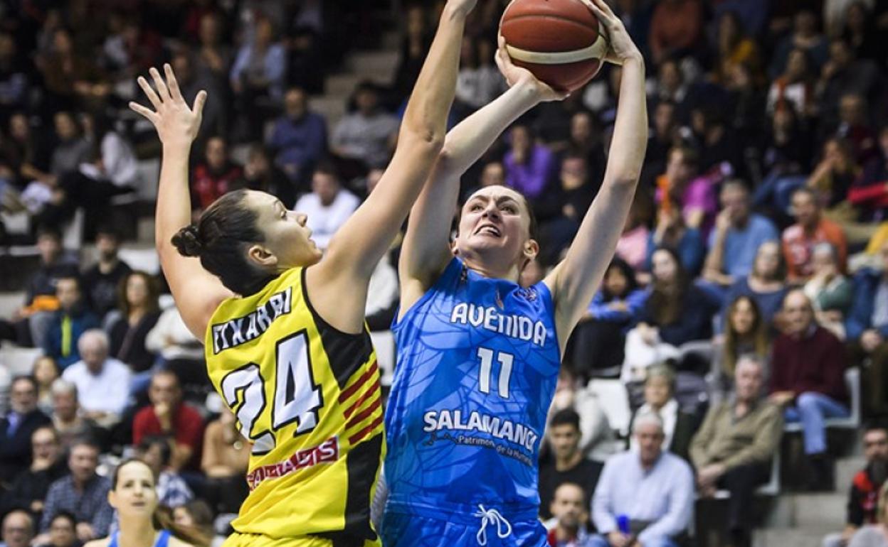 Aleksandra Crvendakic lanza a canasta ante Girona. 