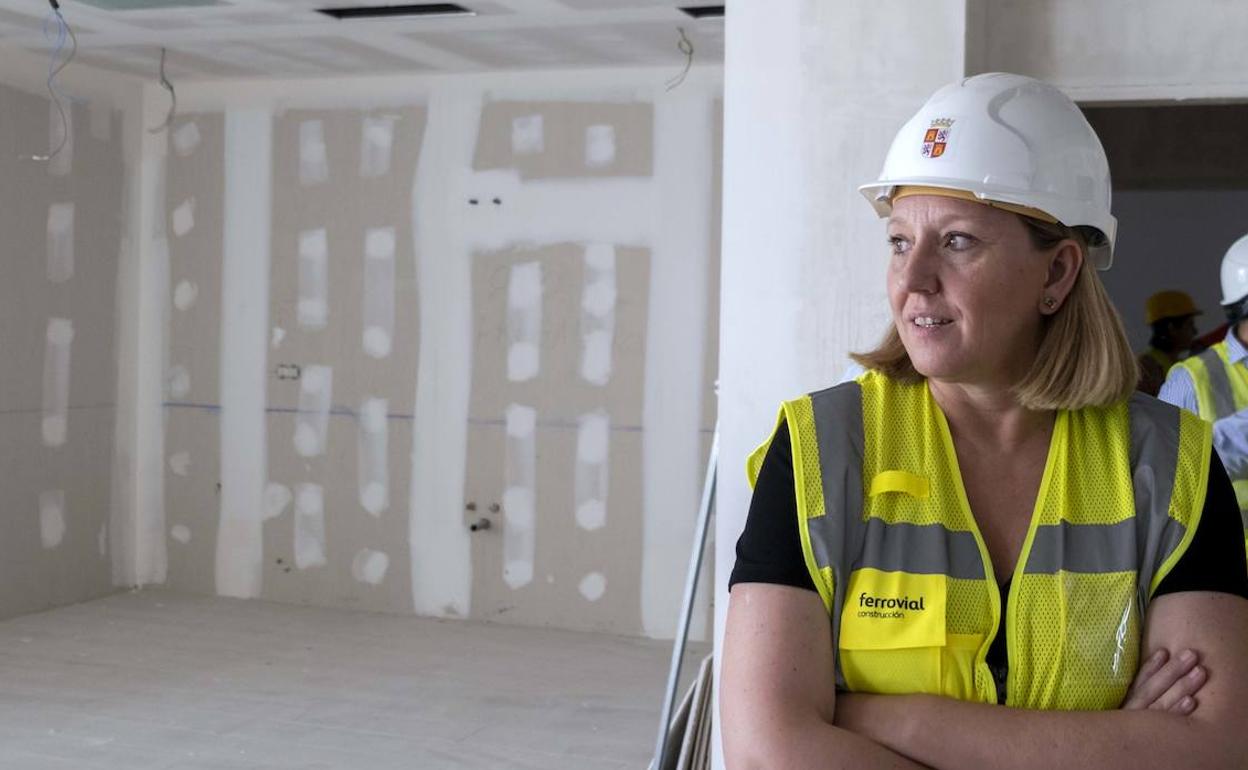 La consejera de Familia e Igualdad de Oportunidades, Isabel Blanco, en una visita a las obras de la nueva residencia de Puente Ladrillo.