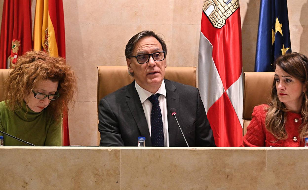 El alcalde de Salamanca, en el centro, durante el pleo. 