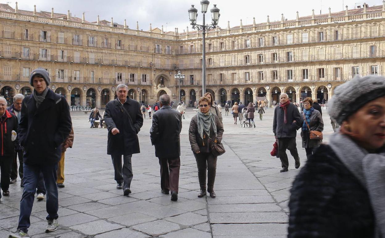 Viandantes circulan por la Plaza Mayor de Salamanca. 