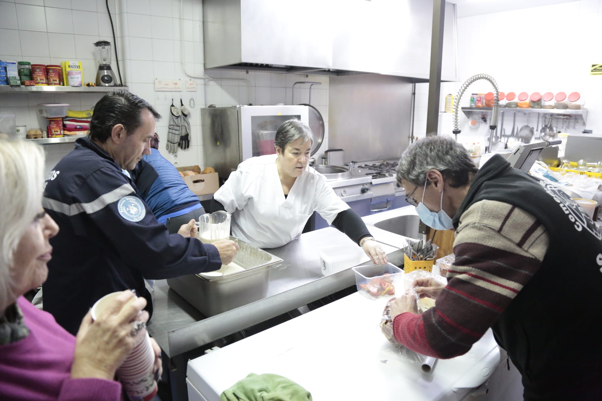 Fotos: Así pasaron la Nochebuena en el Comedor de los pobres, en Cáritas y los bomberos