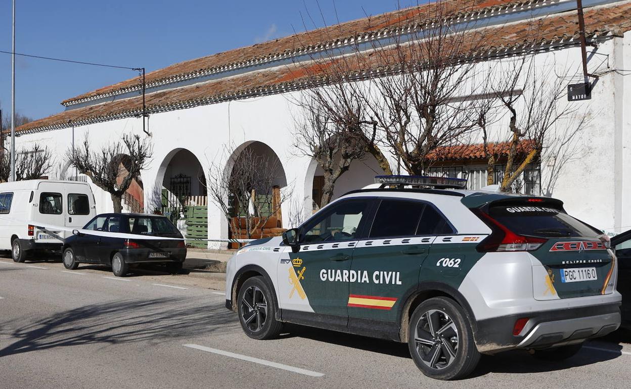 Vivienda en Matamala de Almazán acordonada por la Guardia Civil en cuyo interior ha fallecido una mujer. 
