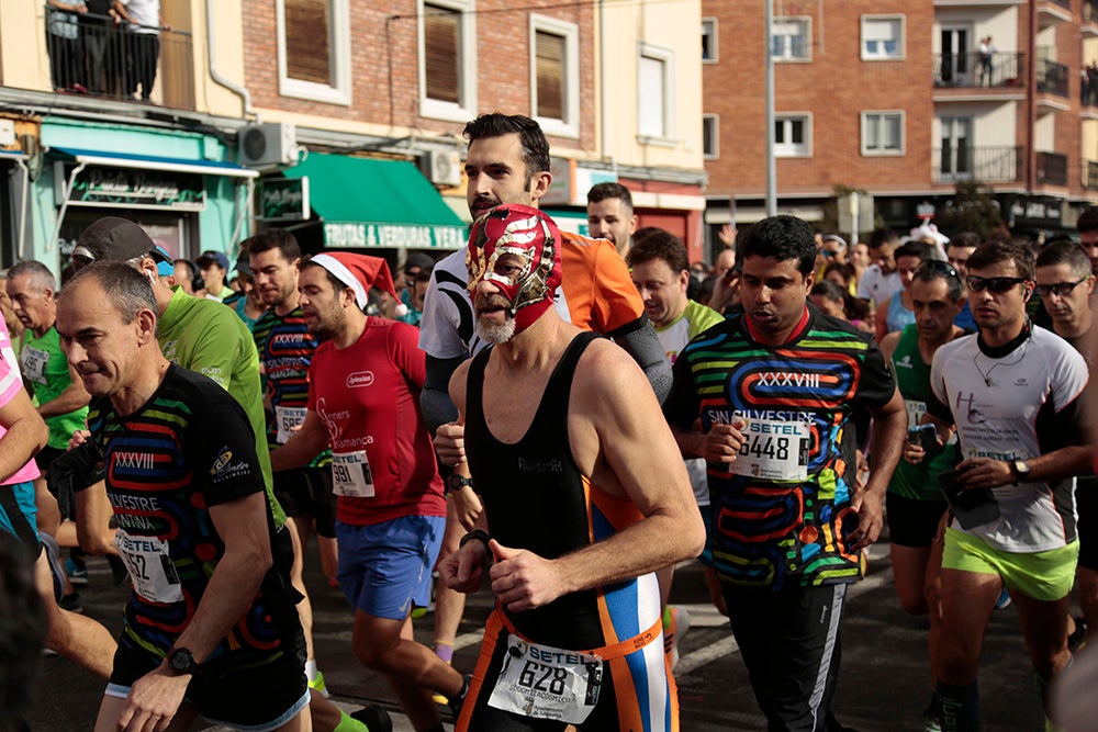 Fotos: Las Arañas ganan el concurso de disfraces de la San Silvestre por delante de Gondoleras y Fregonas