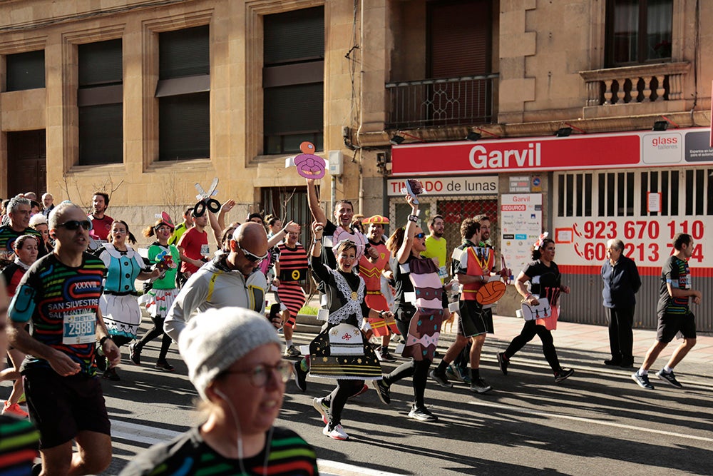 Fotos: Las Arañas ganan el concurso de disfraces de la San Silvestre por delante de Gondoleras y Fregonas