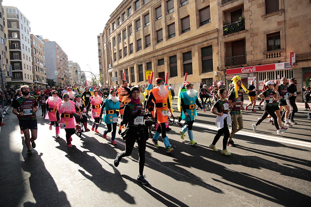 Fotos: Las Arañas ganan el concurso de disfraces de la San Silvestre por delante de Gondoleras y Fregonas