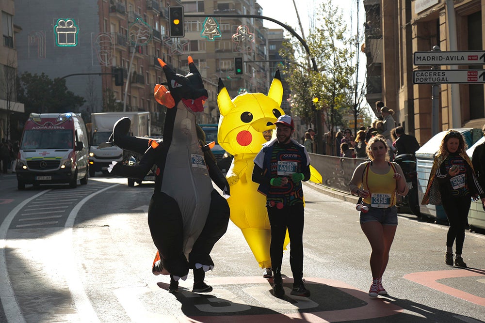 Fotos: Las Arañas ganan el concurso de disfraces de la San Silvestre por delante de Gondoleras y Fregonas