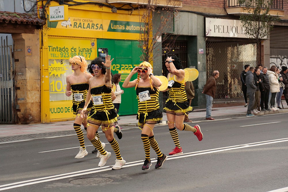 Fotos: Las Arañas ganan el concurso de disfraces de la San Silvestre por delante de Gondoleras y Fregonas