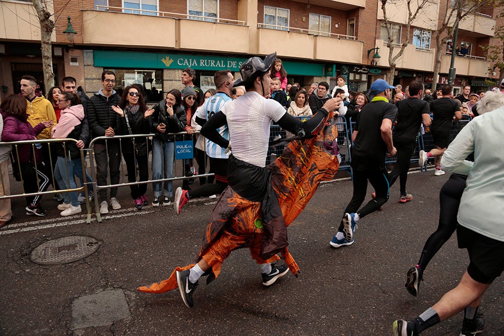 Fotos: Las Arañas ganan el concurso de disfraces de la San Silvestre por delante de Gondoleras y Fregonas