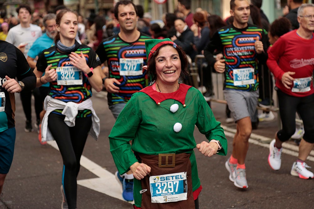 Fotos: Las Arañas ganan el concurso de disfraces de la San Silvestre por delante de Gondoleras y Fregonas